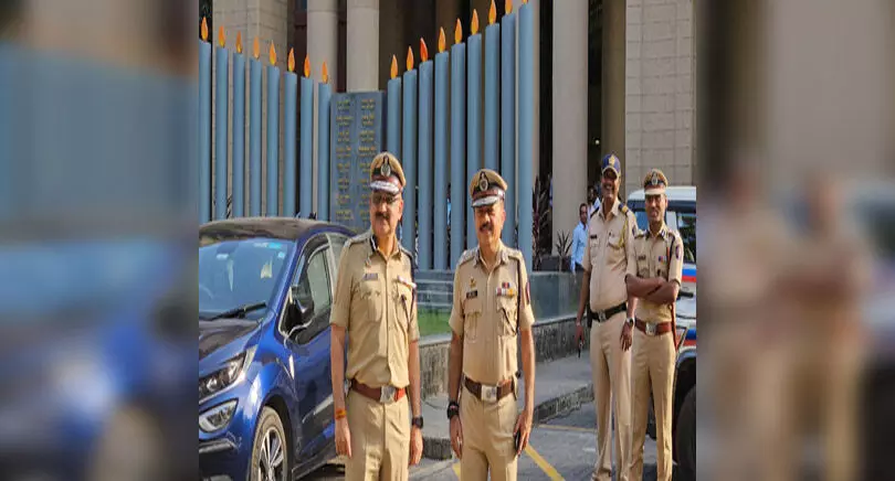 पुलिस की रडार पर फर्जी विधायक, VIP स्टीकर लगाकर जमाता था रौब
