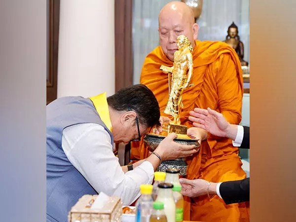 Kiren Rijiju ने थाई सुप्रीम पैट्रिआर्क से सम्राट अशोक की विशेष प्रतिमा प्राप्त की