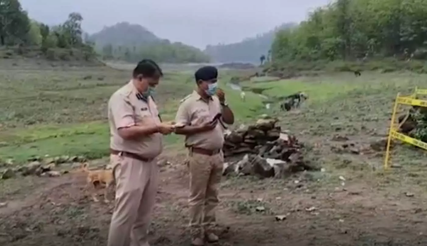 प्रेमिका का कत्ल कर मिट्टी में दबाया, परिवार समेत भागा हत्यारा