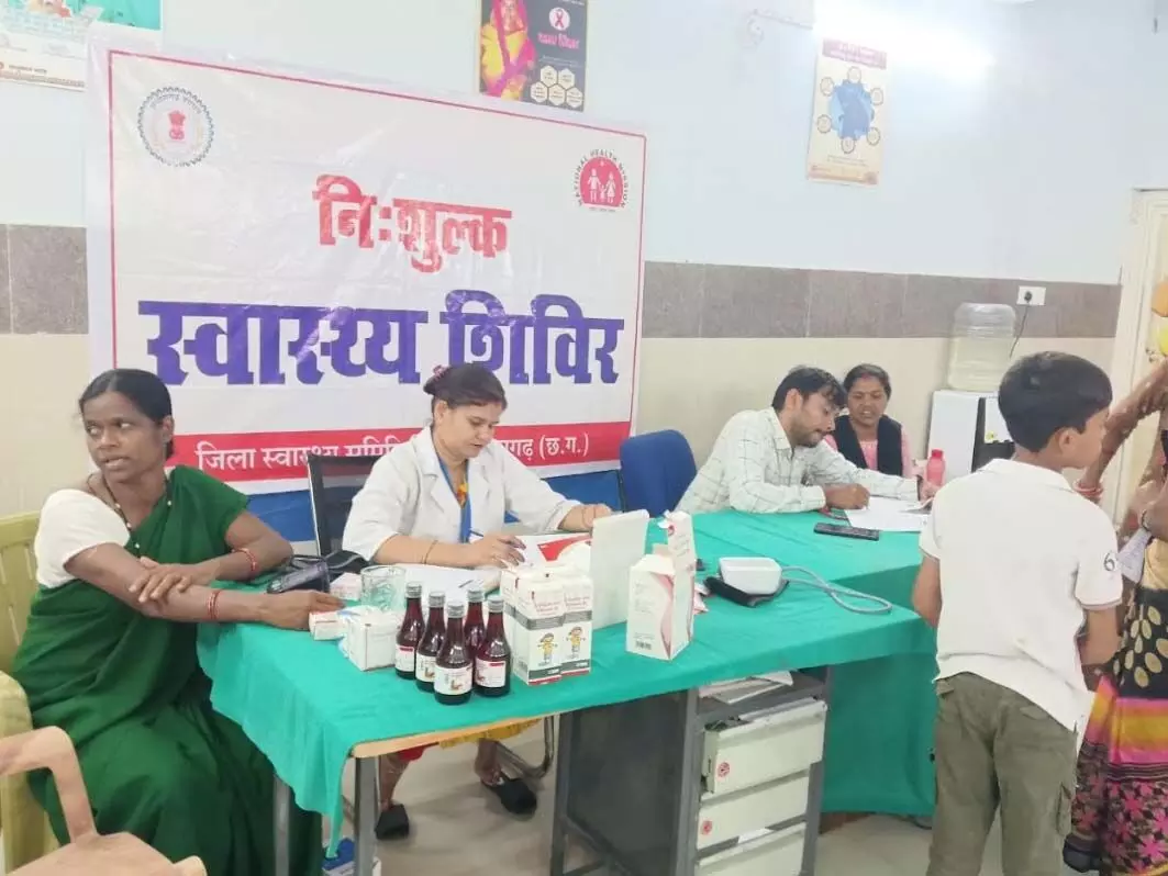 शिविर में नि:शुल्क जांच के साथ किया गया दवा वितरण