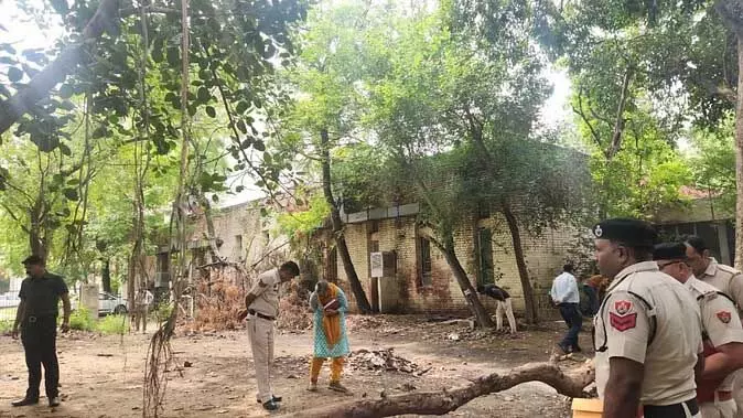 पुलिस में तैनात सब इंस्पेक्टर ने की खुदकुशी, मोर्चरी हाउस के सामने गोली मारी