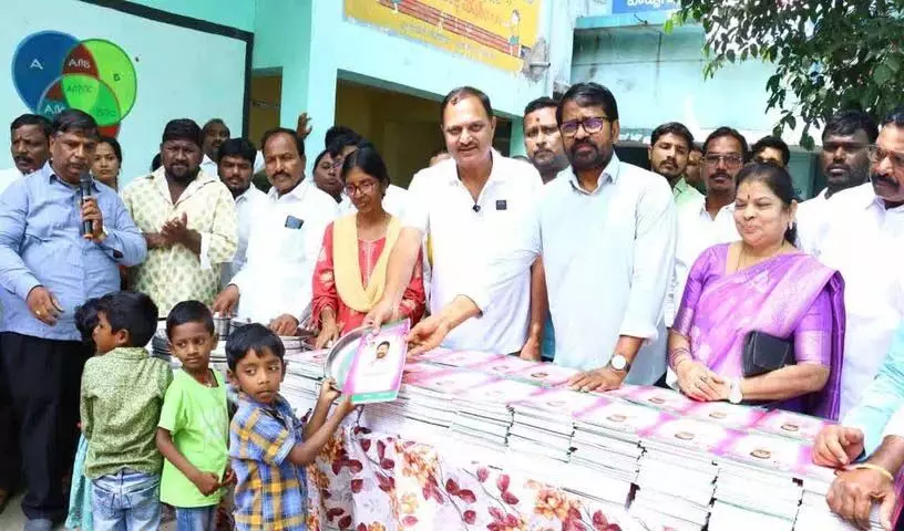 मथुरा चैरिटेबल ट्रस्ट ने सरकारी स्कूल के छात्रों को सहायता प्रदान की
