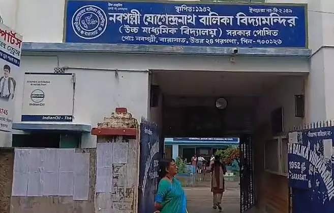 बारासात स्कूल में तुलसी की माला पहनने पर रोक, छात्रों और अभिभावकों में रोष