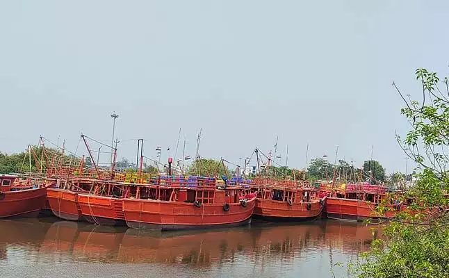 तूफान और बारिश के बीच ट्रॉलर समुद्र से जल्दी वापस लौटा