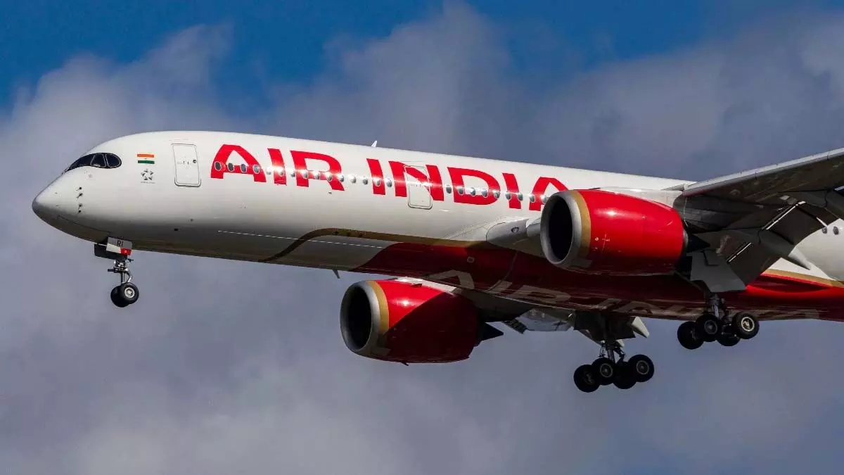 BIG BREAKING: एयरपोर्ट पर बड़ा विमान हादसा टला, एअर इंडिया की फ्लाइट टेकऑफ से पहले रोकी गई