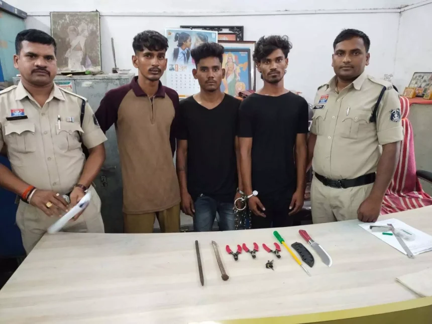 घर में घुसकर चोरी का प्रयास कर रहे तीन आरोपी गिरफ्तार, धारदार हथियार और औजार बरामद