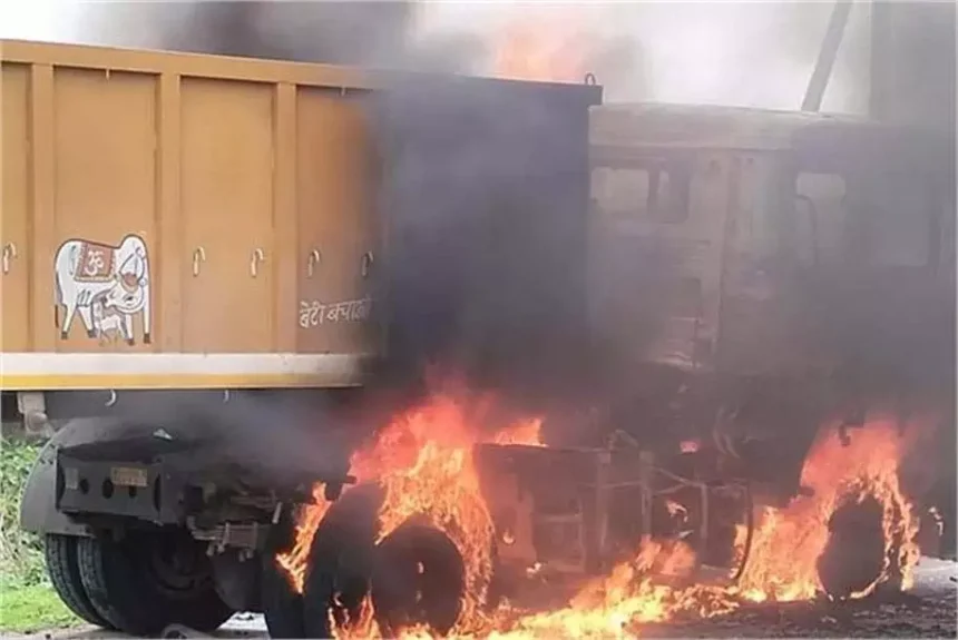 MP News: मार्बल से भरे कंटेनर में अचानक लगी आग, ड्राइवर ने कूदकर बचाई जान