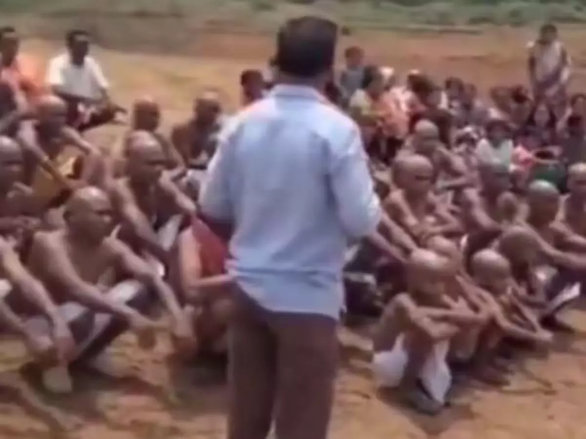 बेटी ने दूसरी जाति के लड़के से रचाई शादी, तो समाज ने परिजनों का जबरन किया मुंडन
