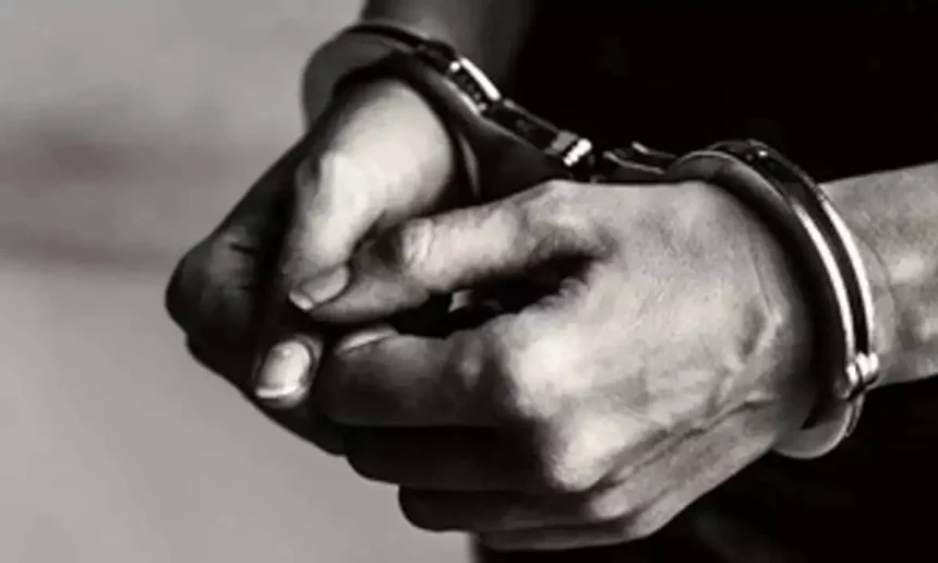 Noida  पुलिस ने शेयर बाजार में एक करोड़ रुपये की ठगी करने वाले साइबर जालसाज को गिरफ्तार किया