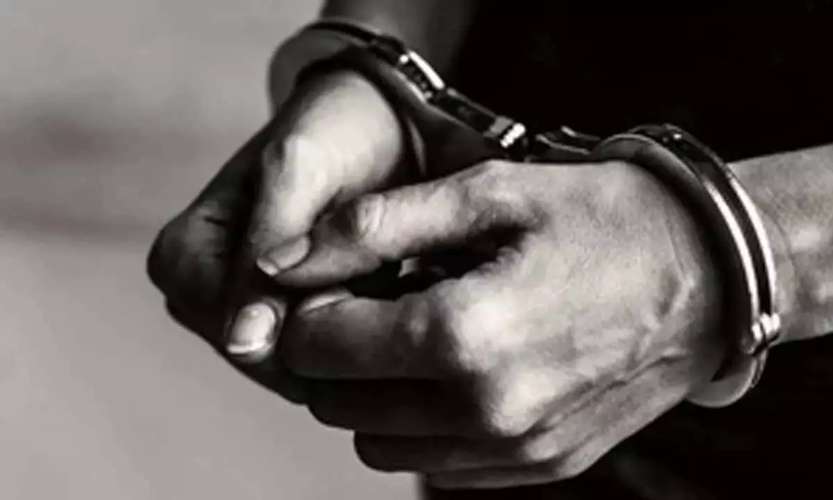 Noida  पुलिस ने शेयर बाजार में एक करोड़ रुपये की ठगी करने वाले साइबर जालसाज को गिरफ्तार किया