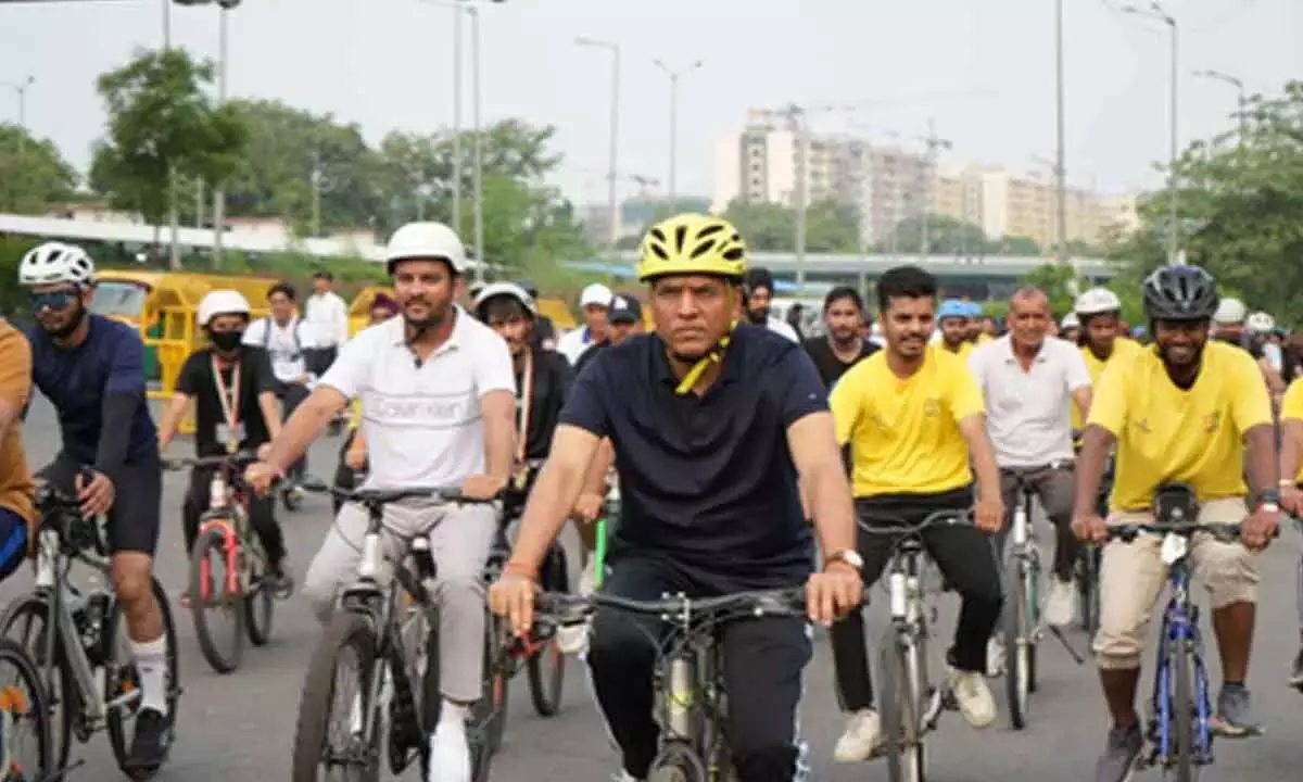 Sports  मंत्री मंडाविया ने नई दिल्ली में फिट इंडिया संडे ऑन साइकिल का नेतृत्व किया