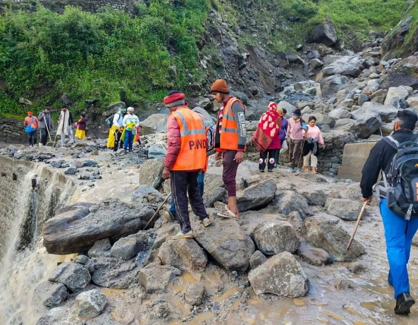 Uttarakhand: सोनप्रयाग-गौरीकुंड मार्ग पर वाहनों की आवाजाही बंद