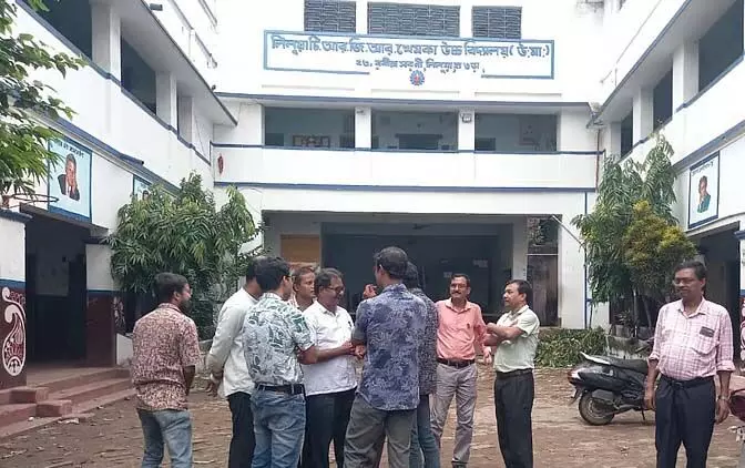 "छात्र ने पहनी बालियां, डांटने पर गिरोह ने शिक्षाकर्मी की पिटाई की"