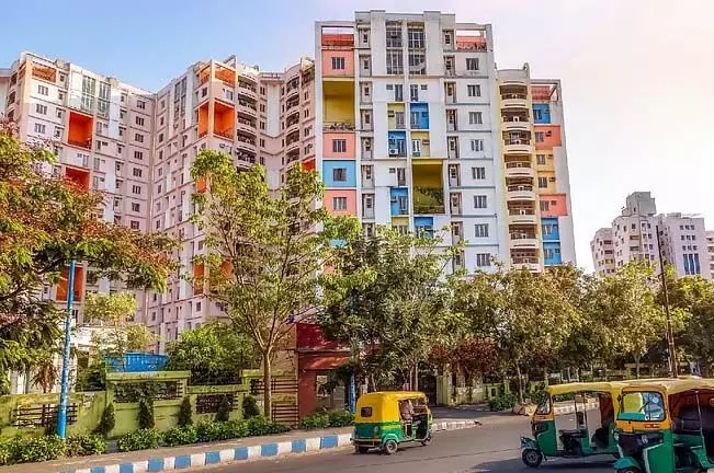 अच्छा घर खरीदने की कोशिश में लोग ठगे जा रहे