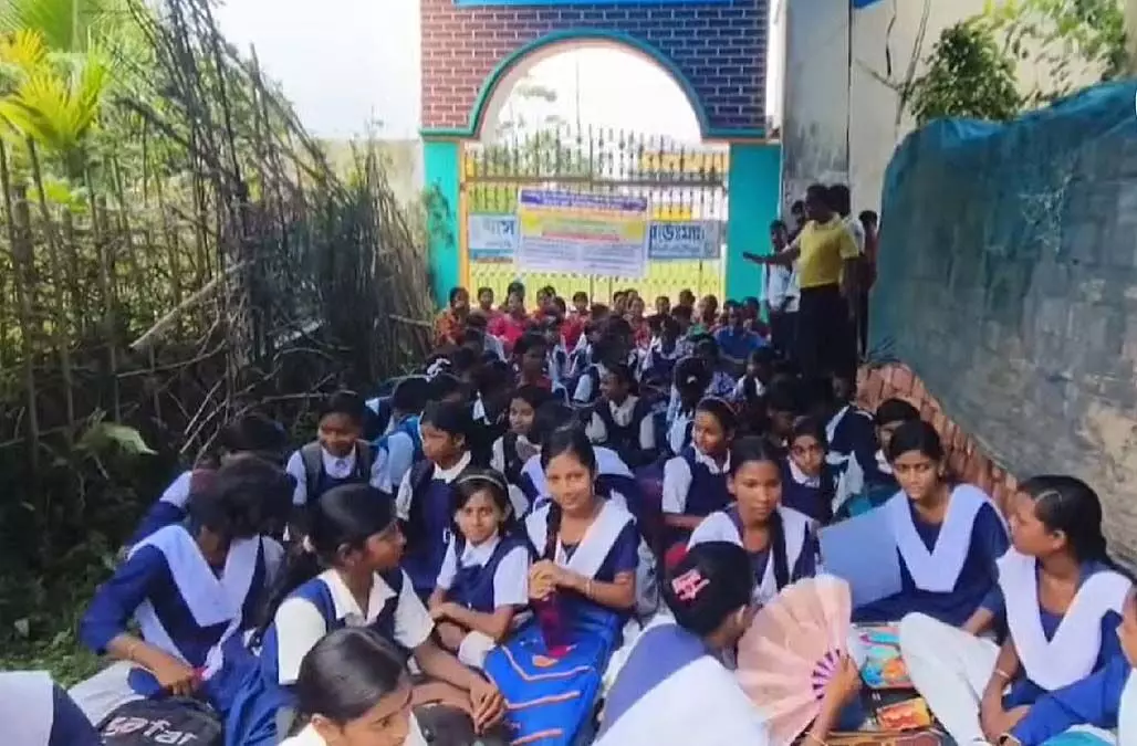 "मिदनापुर स्कूल: हेडमास्टर लापता, भोजन निधि के हस्ताक्षर में जालसाजी का आरोप"
