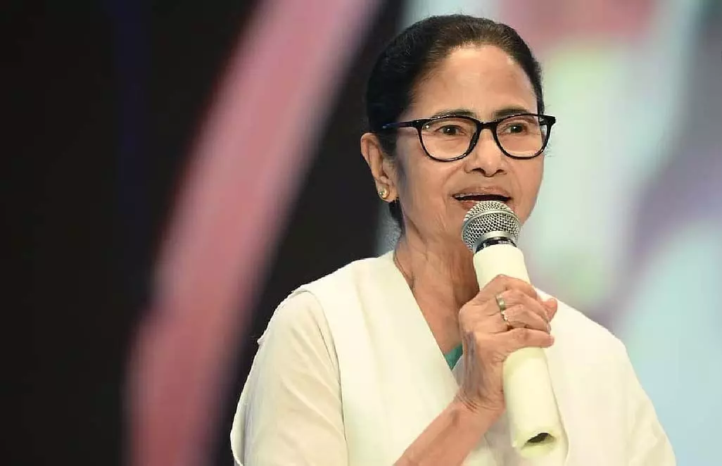 "ममता: 300 प्रवासियों की हिरासत पर 'क्या बंगाली बोलना अपराध है?'"