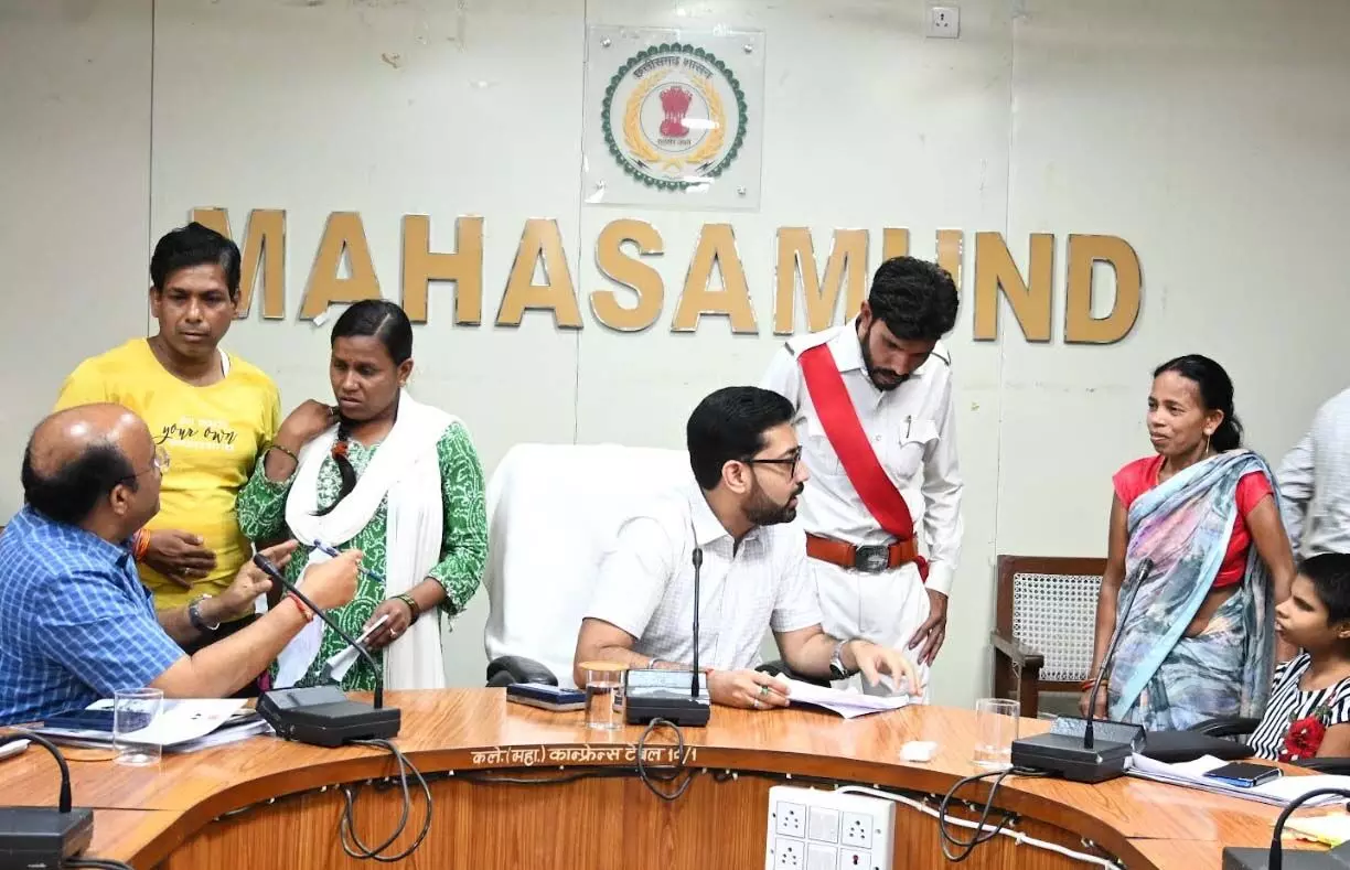 कलेक्टर ने दिए विभागों को त्वरित कार्रवाई के निर्देश