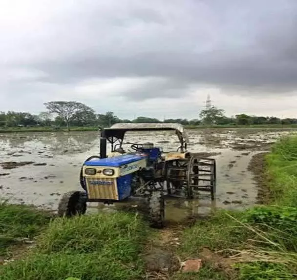 सड़क में परिवहन करने पर केजव्हीलयुक्त ट्रैक्टर पर कार्यवाही