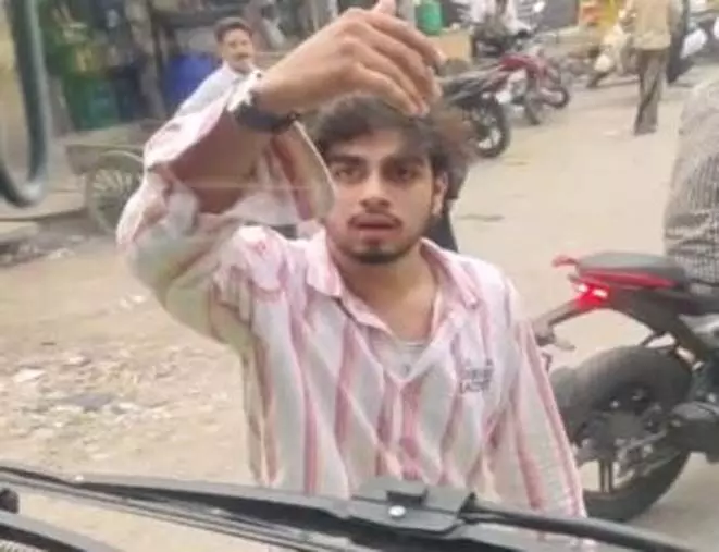 DTC बस ड्राइवर के साथ बदसलूकी, देखें VIDEO...