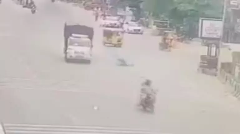 Hyderabad में तेज रफ्तार बोलेरो ने महिला को टक्कर मारी, कार से उतरते ही हवा में उछल गई