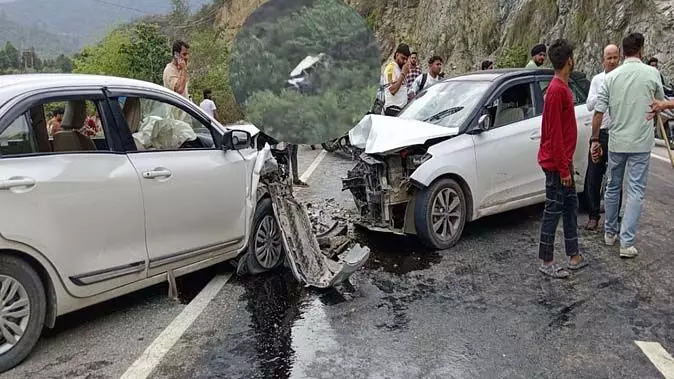Srinagar : बड़ा सड़क हादसा, दो कारों की टक्कर के बाद तीसरी खाई में गिरी
