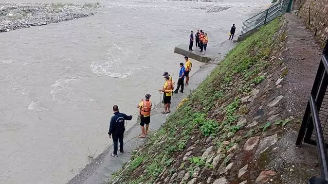 भागीरथी नदी में जल भरते समय फिसली महिला, तेज बहाव में बहने से लापता