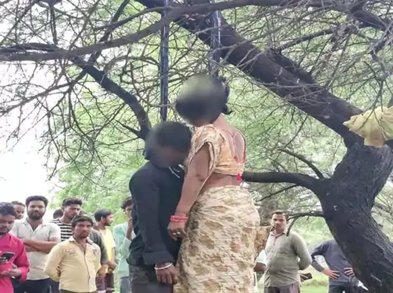 पेड़ से लटकी मिली प्रेमी जोड़े की लाश, फैली सनसनी