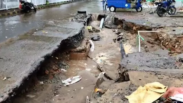 Cuttack: भारी बारिश के कारण सड़क का बड़ा हिस्सा धंसा, यातायात प्रभावित
