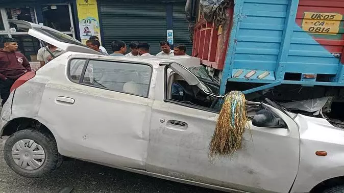 खड़े ट्रक से टकराई कार, हादसे में रोडवेज के रिटायर्ड कर्मी की जान गई