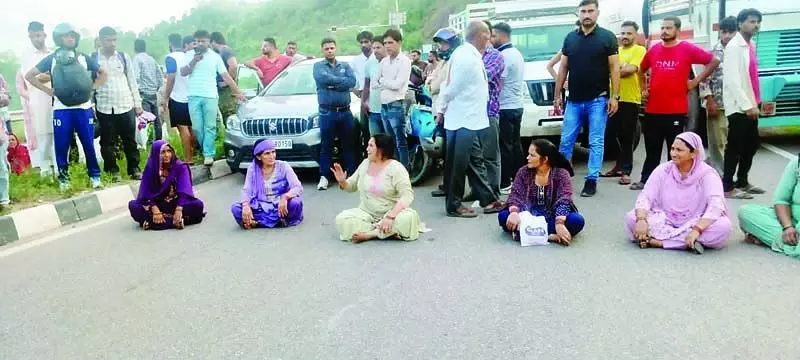 घुमारवीं में जमीनी विवाद के चलते जेसीबी-पेड़ की चपेट में आने से दर्दनाक हादसा