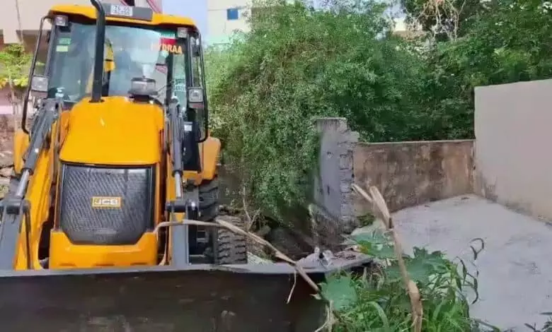 Hyderabad : हाइड्रा विध्वंस अभियान के तहत नाले पर अतिक्रमण हटाया गया