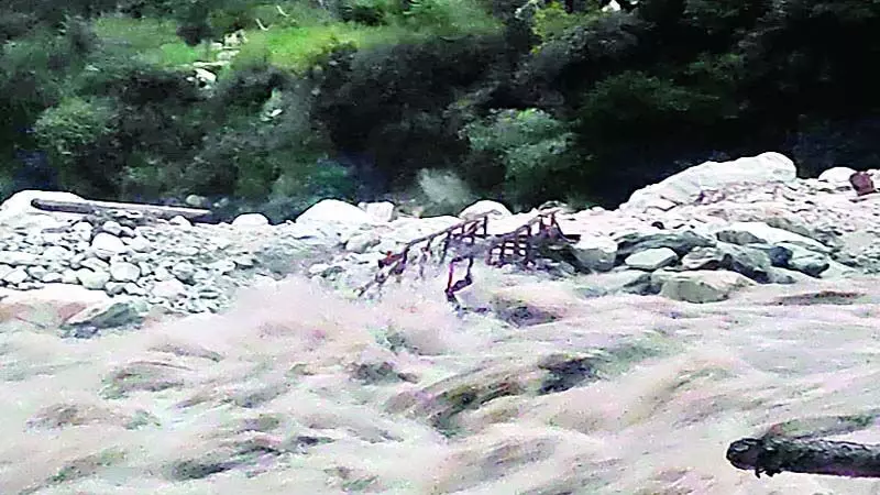 आपदा के एक साल बाद भी बलाधी को नहीं मिला पुल, बच्चों की पढ़ाई पर संकट