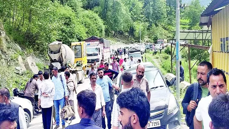 मृतक के परिजनों ने ग्रामीणों संग किया चक्का जाम