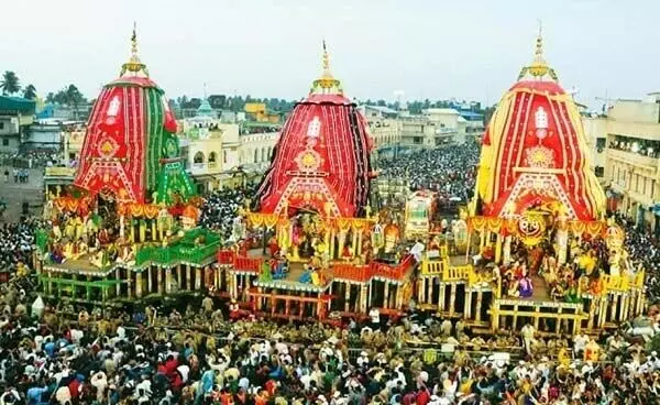 पुरी रथ यात्रा में भगवान जगन्नाथ का नंदीघोष रथ कुछ देर के लिए रुका