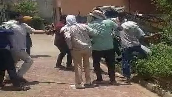 बिजली बिल वसूली करने गई टीम पर हमला, पीट-पीटकर भगाया
