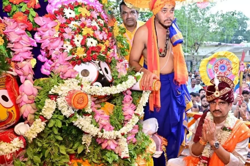 केंद्रीय राज्यमंत्री तोखन साहू ने निभाई छेरापहरा सेवा, रथमार्ग का स्वर्ण झाड़ू से शुद्धिकरण