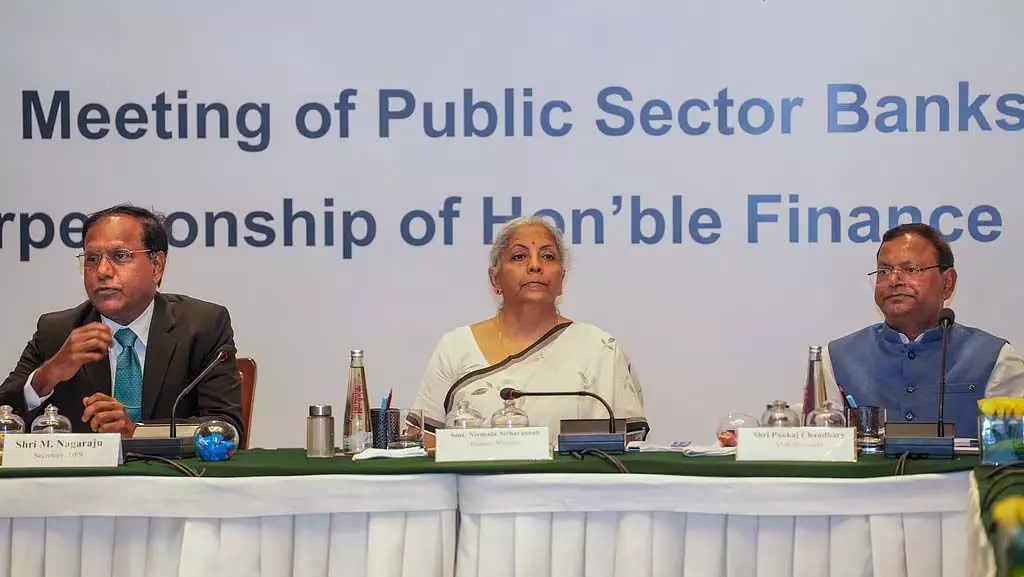सार्वजनिक क्षेत्र के बैंकों को उदारतापूर्वक ऋण देना चाहिए: Finance Minister