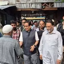 Srinagar तनवीर सादिक ने दरगाह में टेका मत्था