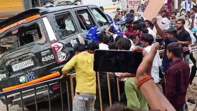 नजरबंदी के विरोध में भीम आर्मी ने किया प्रदर्शन, पुलिस के वाहन क्षतिग्रस्त