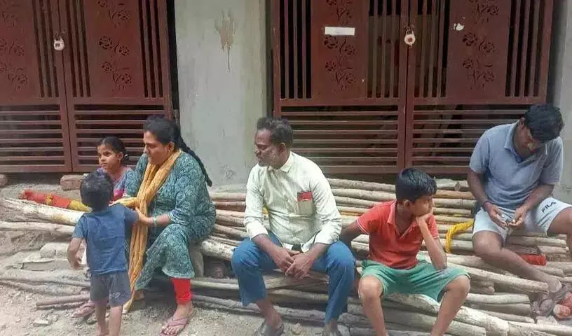 बलदिया अधिकारियों की लापरवाही.. सड़क पर फंसा दलित परिवार