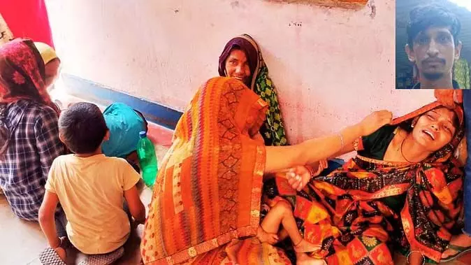 कमरे में मिली पति की लाश, पत्नी बेटी के साथ छत से कूदकर फरार