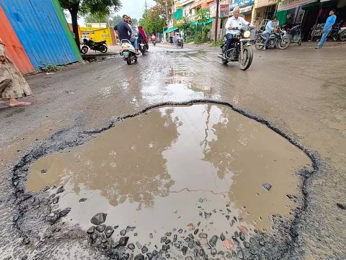 बारिश में इंदौर की सड़कों के गड्ढे बढ़ा रहे ट्रैफिक जाम की समस्या