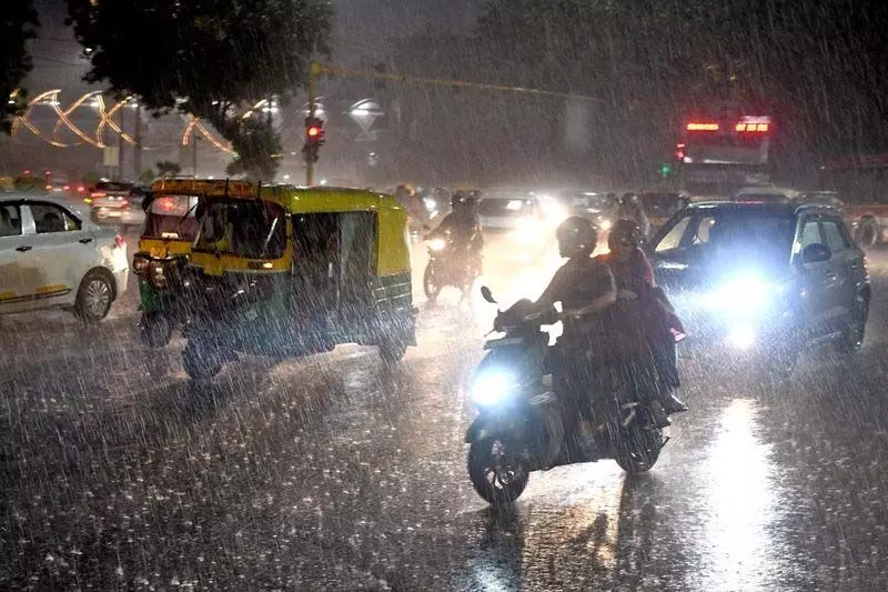 शहर में हो रही बारिश, मौसम विभाग ने जारी किया पीला अलर्ट