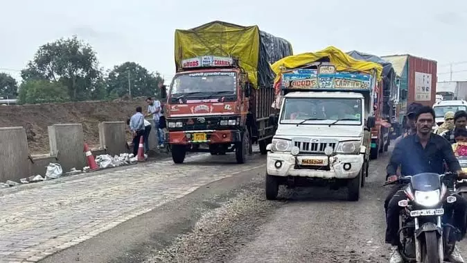 Indore : रातभर सड़क बंद, कई जगहों पर डायवर्ट किया गया ट्रैफिक