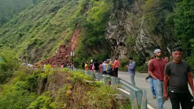 Chamoli : बदरीनाथ हाईवे पर पहाड़ी से गिरा भारी मलबा, आवाजाही बंद