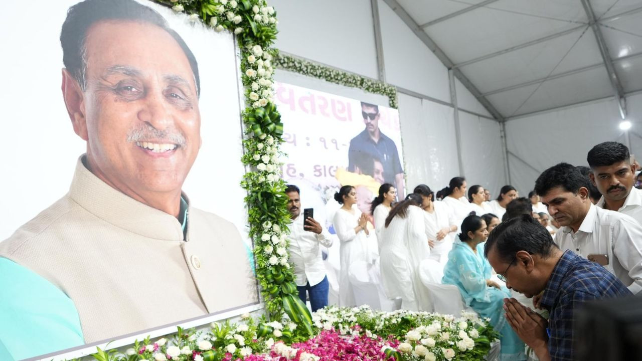 श्रद्धांजलि सभा में शामिल होने के बाद अरविंद केजरीवाल ने स्वर्गीय विजय...
