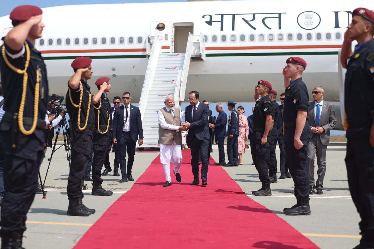 साइप्रस पहुंचे PM Modi, राष्ट्रपति निकोस क्रिस्टोडौलिडेस ने एयरपोर्ट पहुंच कर