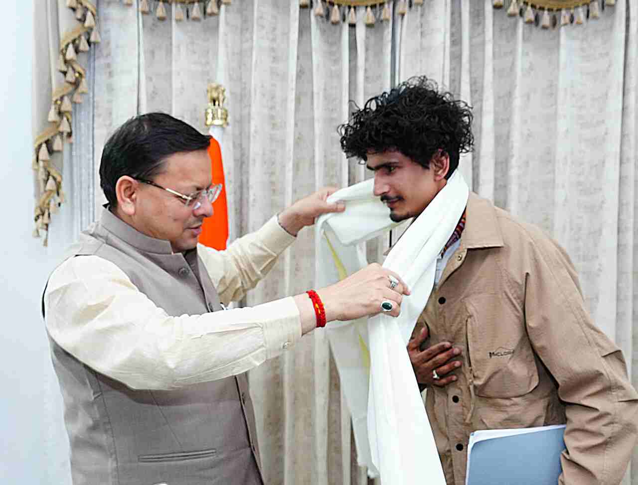 धामी ने किया माउंट एवरेस्ट फतेह करने वाले पर्वतारोही रोहित भट्ट को सम्मानित, कहा- रोहित जैसे युवाओं पर  उत्तराखंड को गर्व है