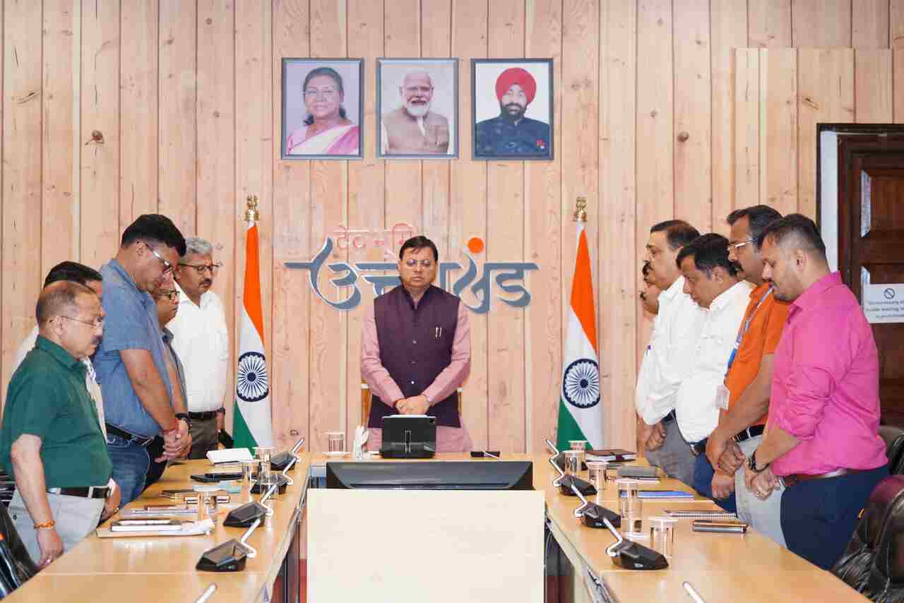 अहमदाबाद में प्लेन क्रैश  में 241 यात्रियों की मौत से देश में शोक की लहर, सीएम धामी ने उच्च अधिकारियों के साथ बैठक के दौरान मृतकों को दी श्रद्धांजलि