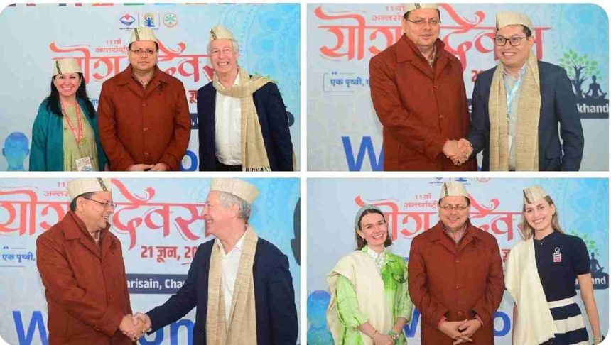 योगदिवस में शिरकत करने पहुंचे विदेशी मेहमानों को धामी ने भेंट किये प्रतीक चिन्ह, उत्तराखंड को बताया योग और आयुष की वैश्विक राजधानी
